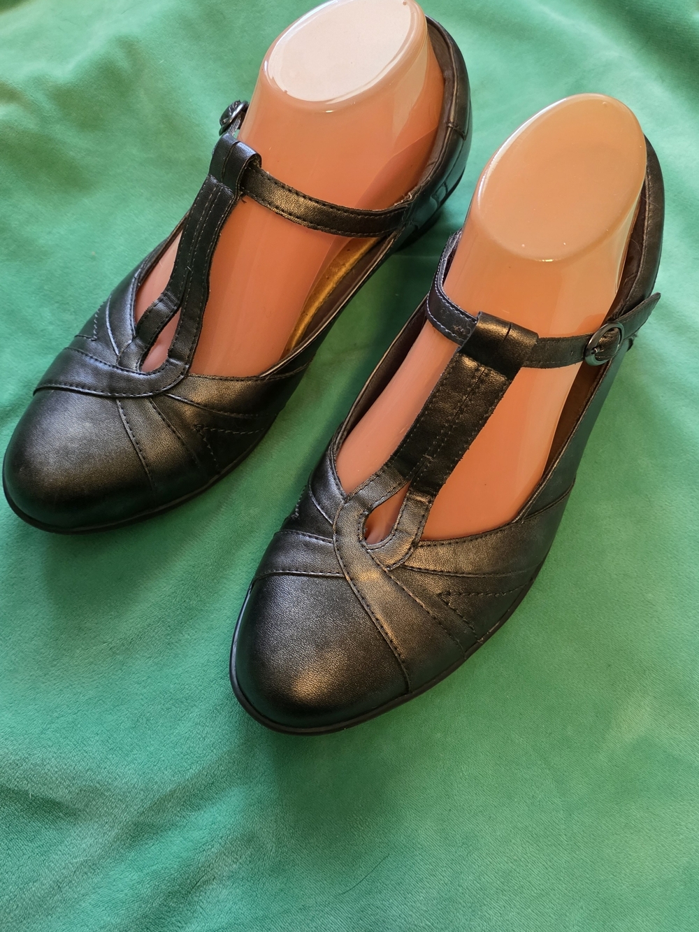 Women's Gunmetal Gray T- Strap Comfort Flats Rockports